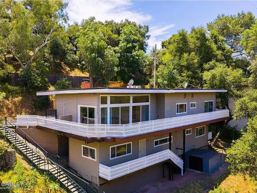2040 Hilldale Drive La Canada Flintridge, CA 91011