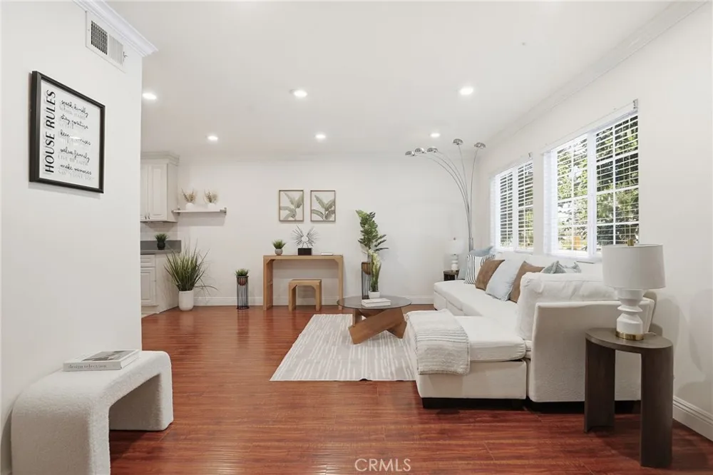 4189 Vineland Avenue #111 Studio City, CA 91602
