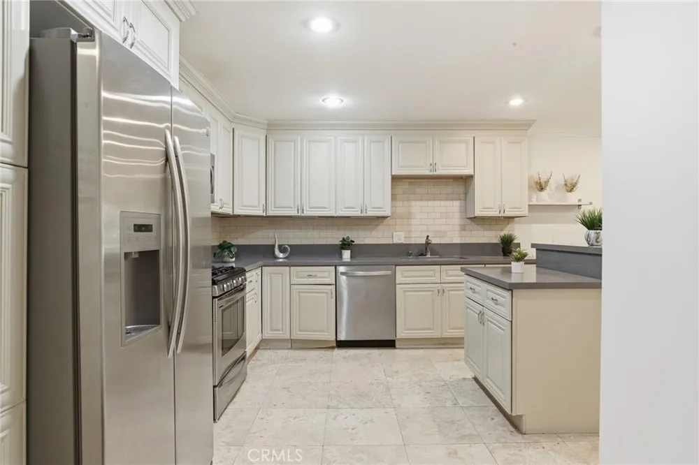 4189 Vineland Avenue #111 Studio City, CA 91602