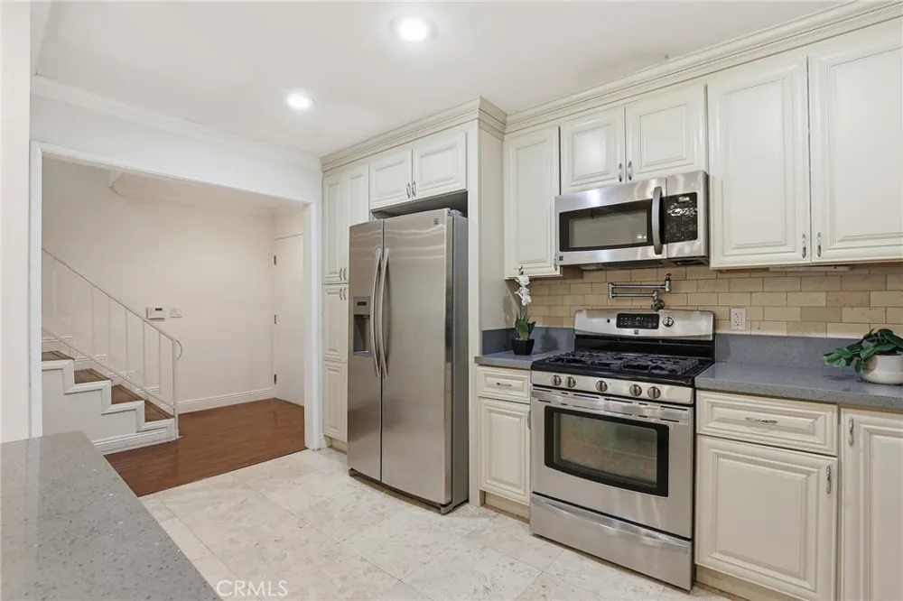 4189 Vineland Avenue #111 Studio City, CA 91602
