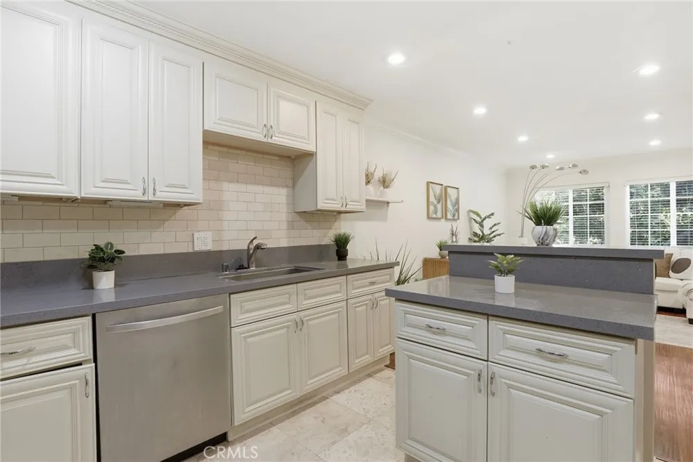 4189 Vineland Avenue #111 Studio City, CA 91602