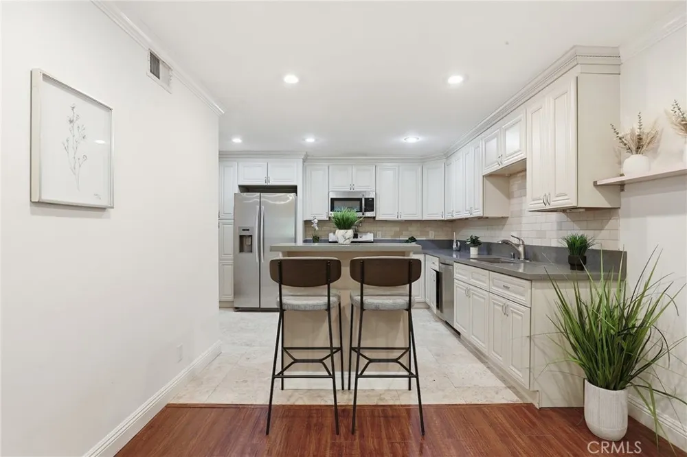 4189 Vineland Avenue #111 Studio City, CA 91602