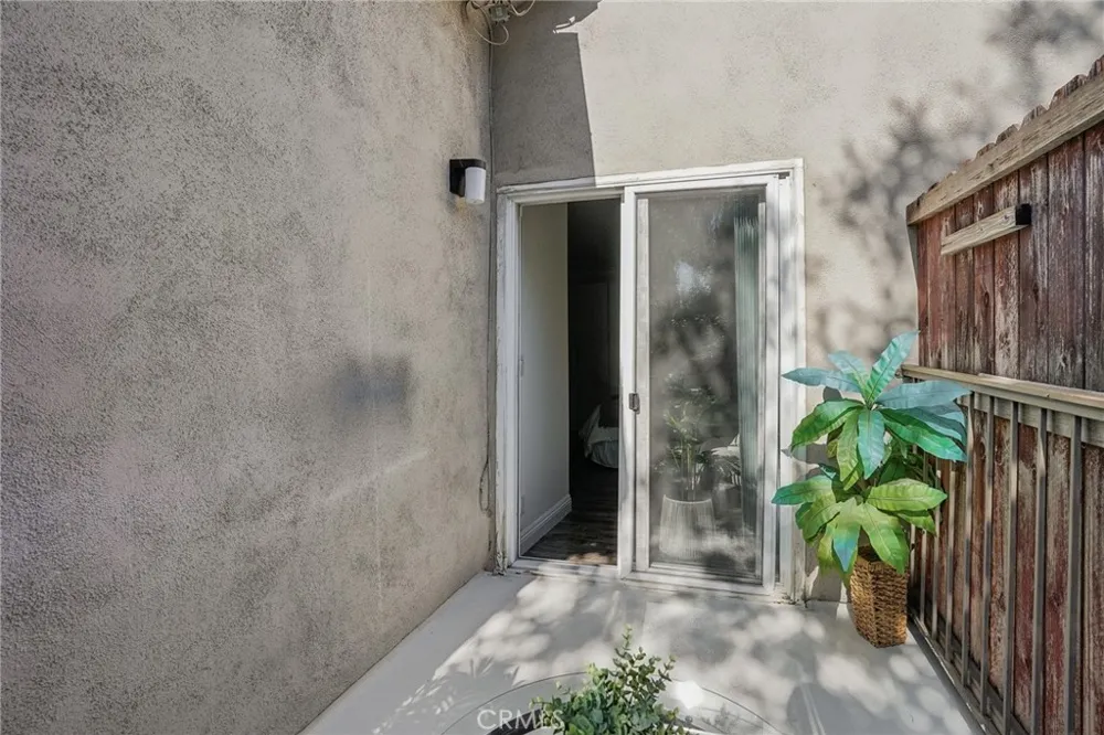 4189 Vineland Avenue #111 Studio City, CA 91602