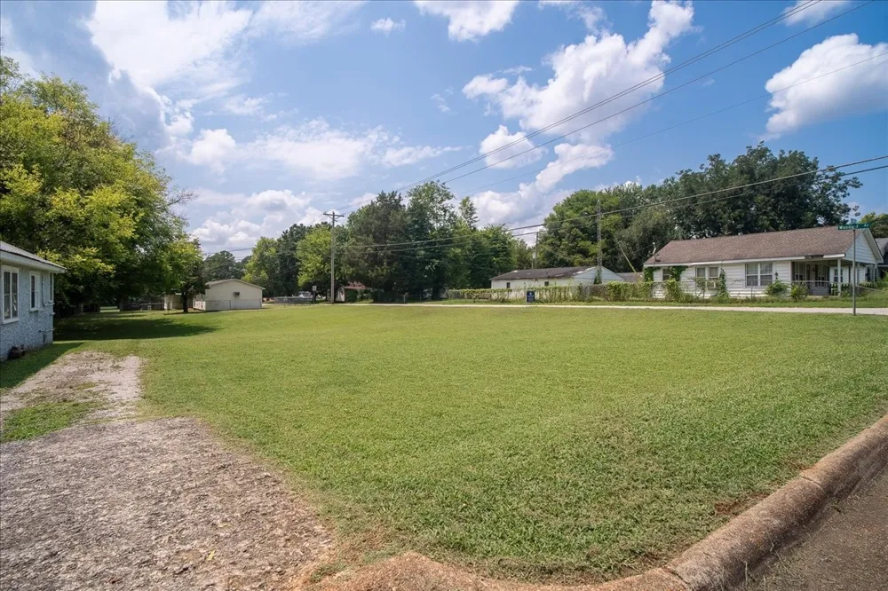 204 S Spurr St Florence, AL 35630