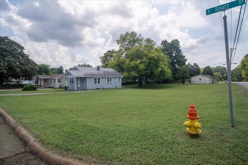 204 S Spurr St Florence, AL 35630