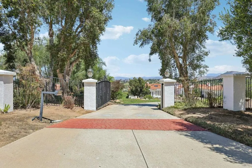 17572 Via Loma Drive Poway, CA 92064