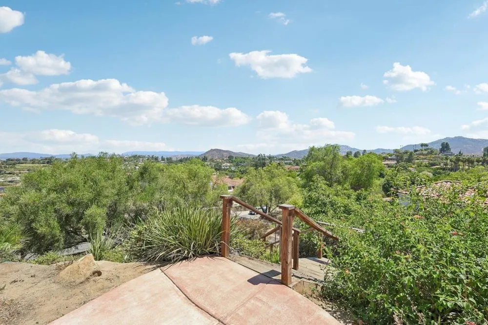 17572 Via Loma Drive Poway, CA 92064