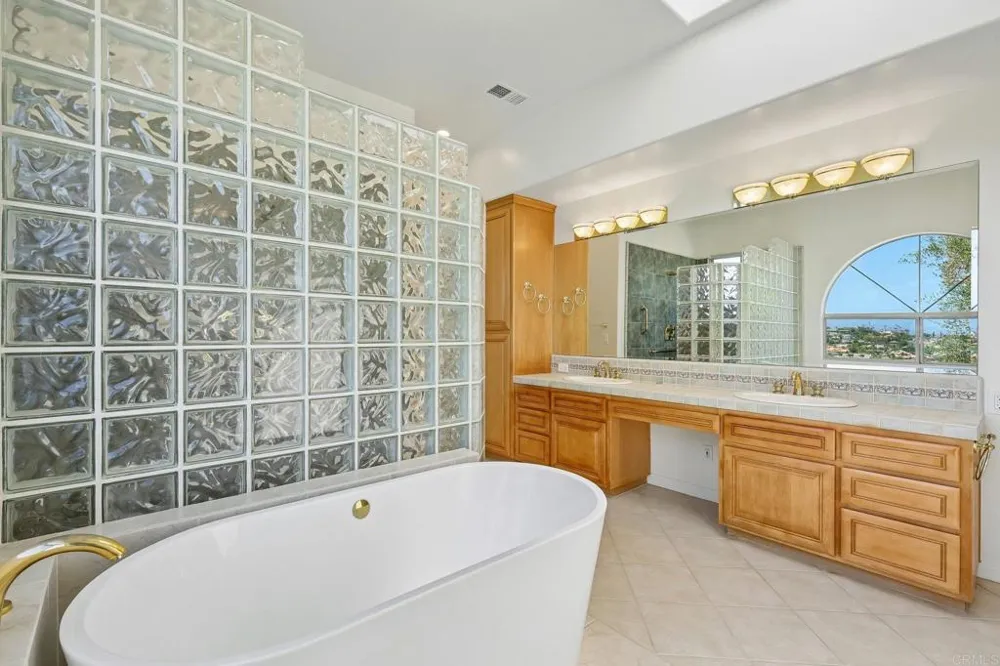 17572 Via Loma Drive Poway, CA 92064