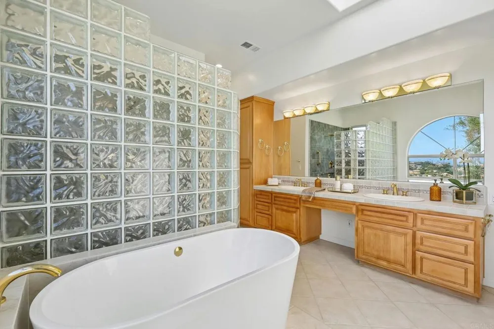 17572 Via Loma Drive Poway, CA 92064