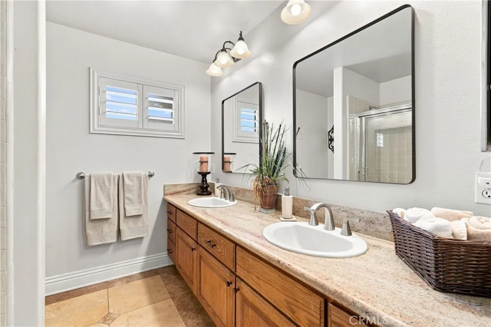 25614 Bani Lomita, CA 90717