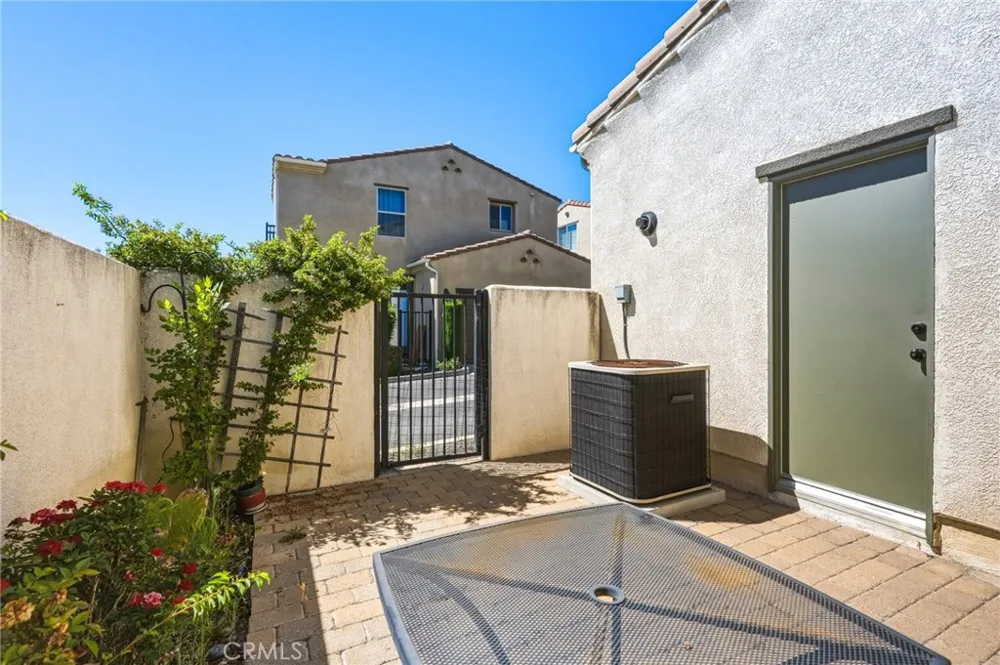 11521 Cararra Lane Northridge, CA 91326
