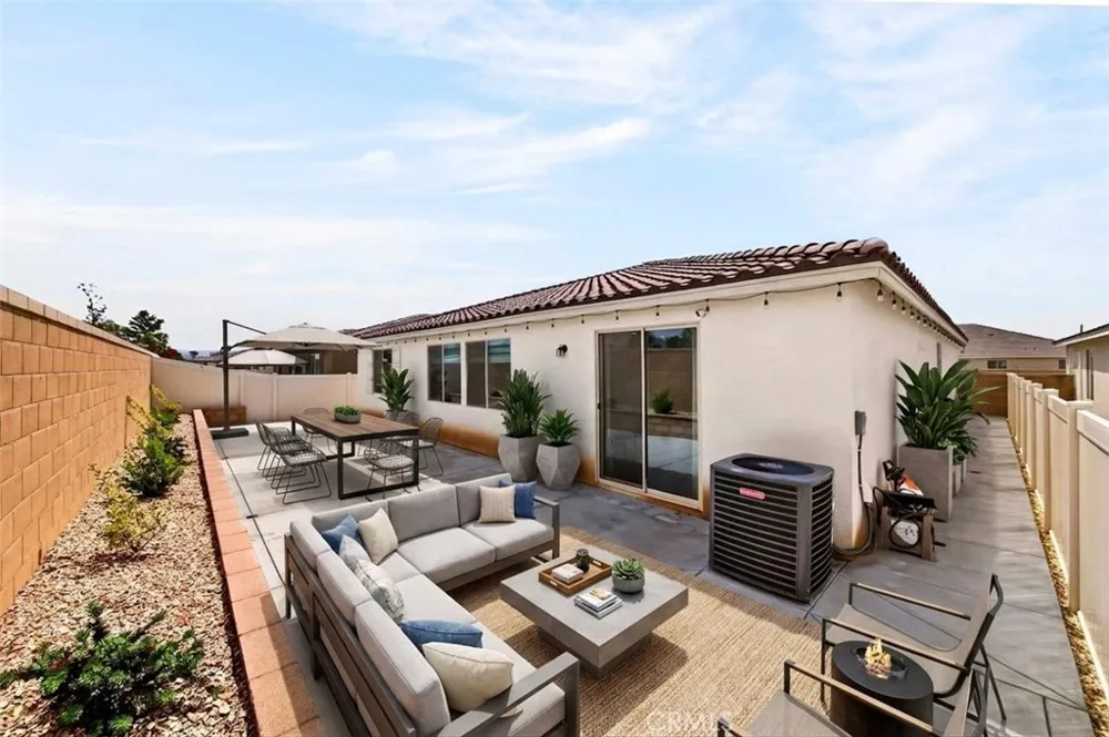 9521 Venetian Jurupa Valley, CA 92509