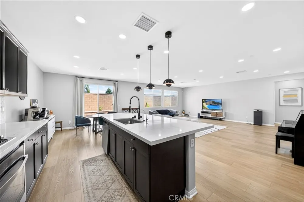 9521 Venetian Jurupa Valley, CA 92509