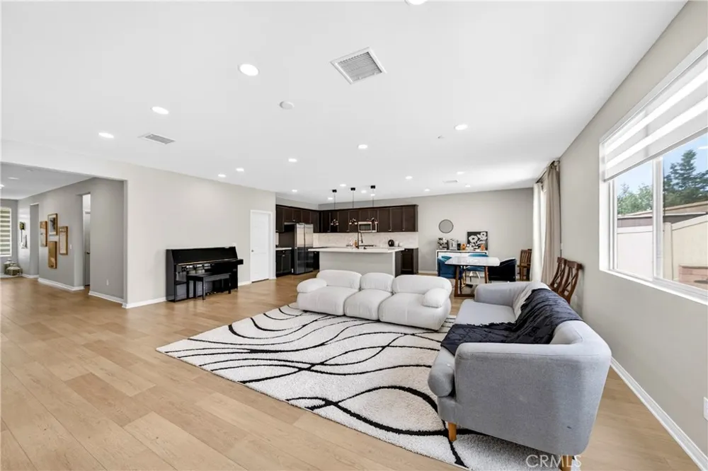 9521 Venetian Jurupa Valley, CA 92509