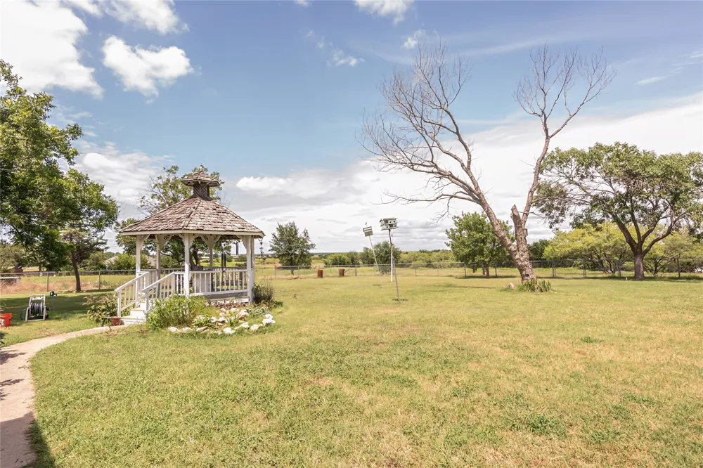 517 E Locust Street Nocona, TX 76255