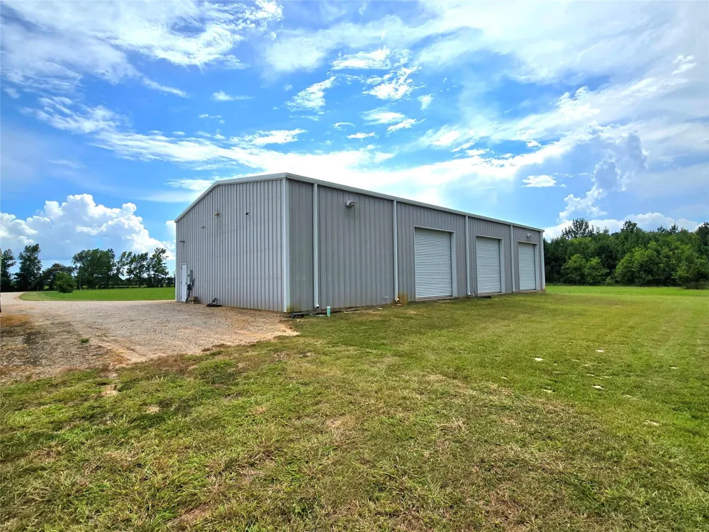 1955 County Road 2281 Cleveland, TX 77327