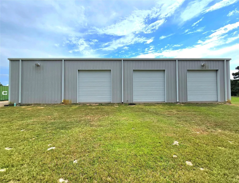 1955 County Road 2281 Cleveland, TX 77327