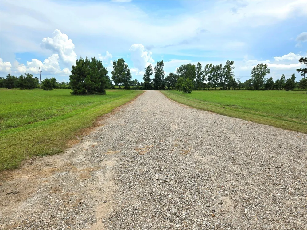 1955 County Road 2281 Cleveland, TX 77327