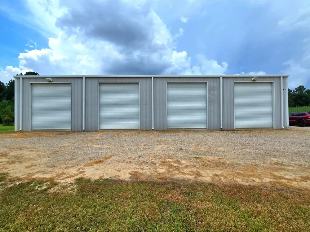 1955 County Road 2281 Cleveland, TX 77327