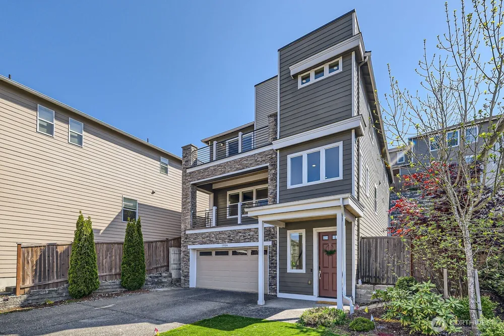 19524 81st Place NE Kenmore, WA 98028