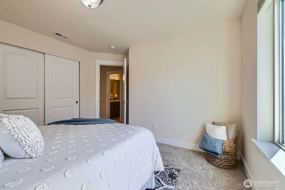 19524 81st Place NE Kenmore, WA 98028