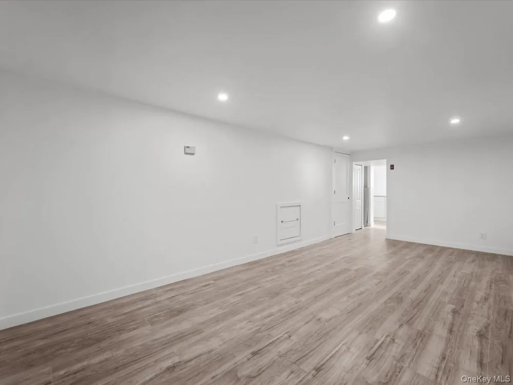 14 Lois Lane Farmingdale, NY 11735