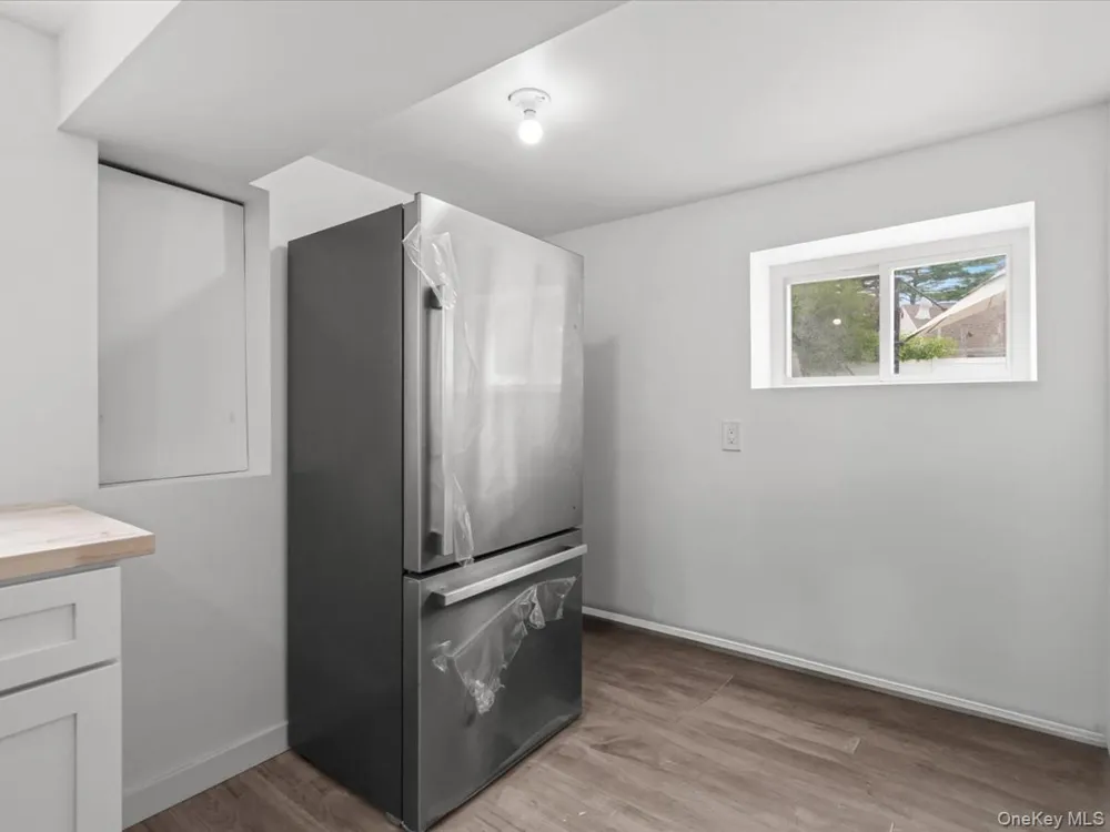 14 Lois Lane Farmingdale, NY 11735