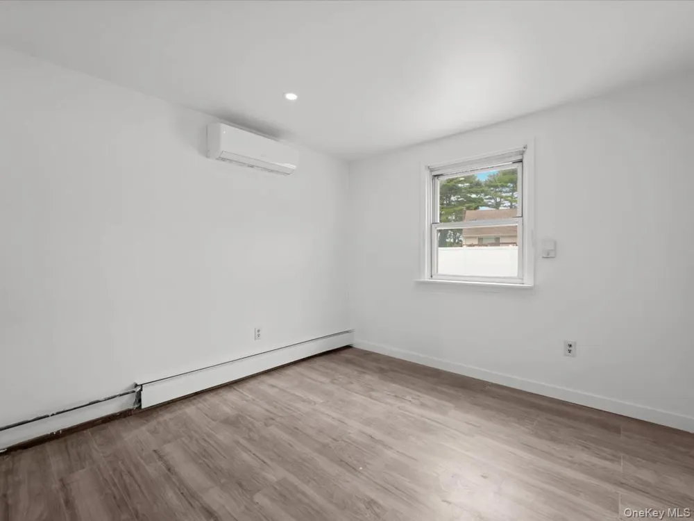 14 Lois Lane Farmingdale, NY 11735