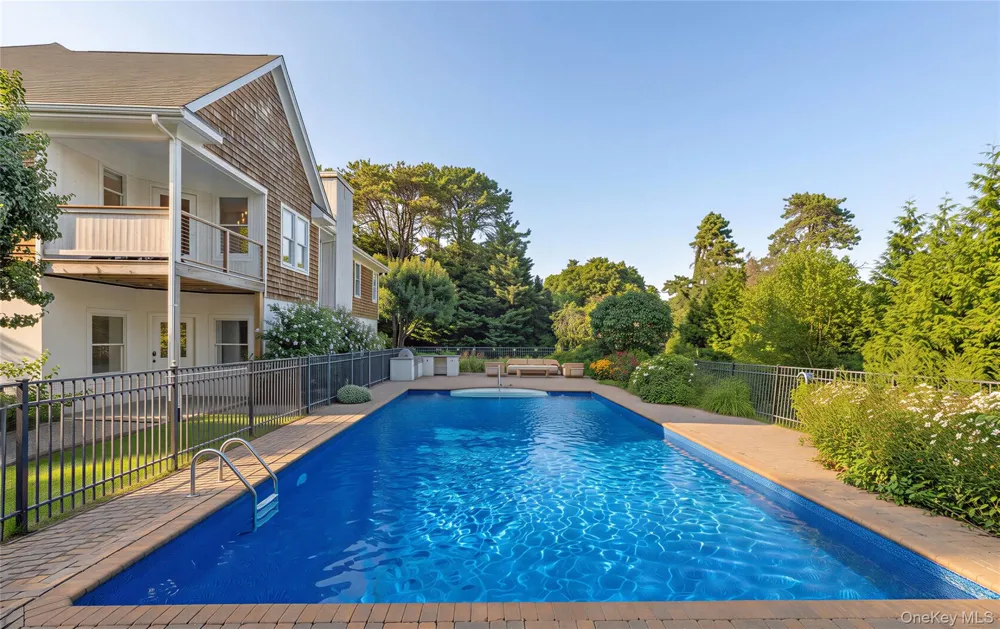 10 Peconic View Court Southampton, NY 11968