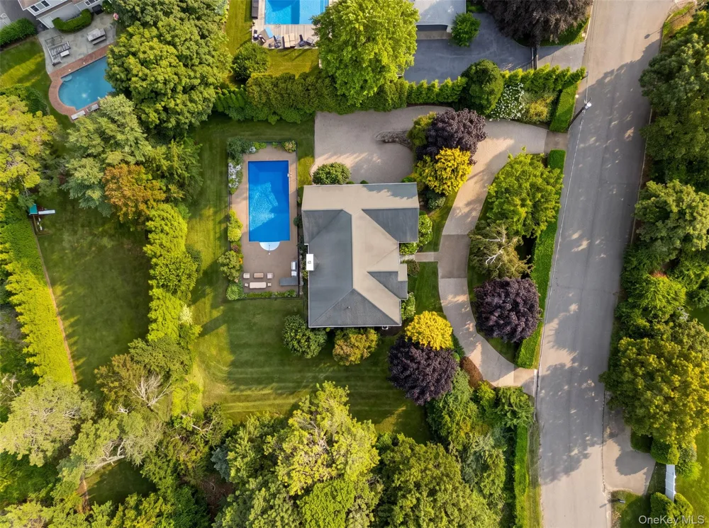 10 Peconic View Court Southampton, NY 11968