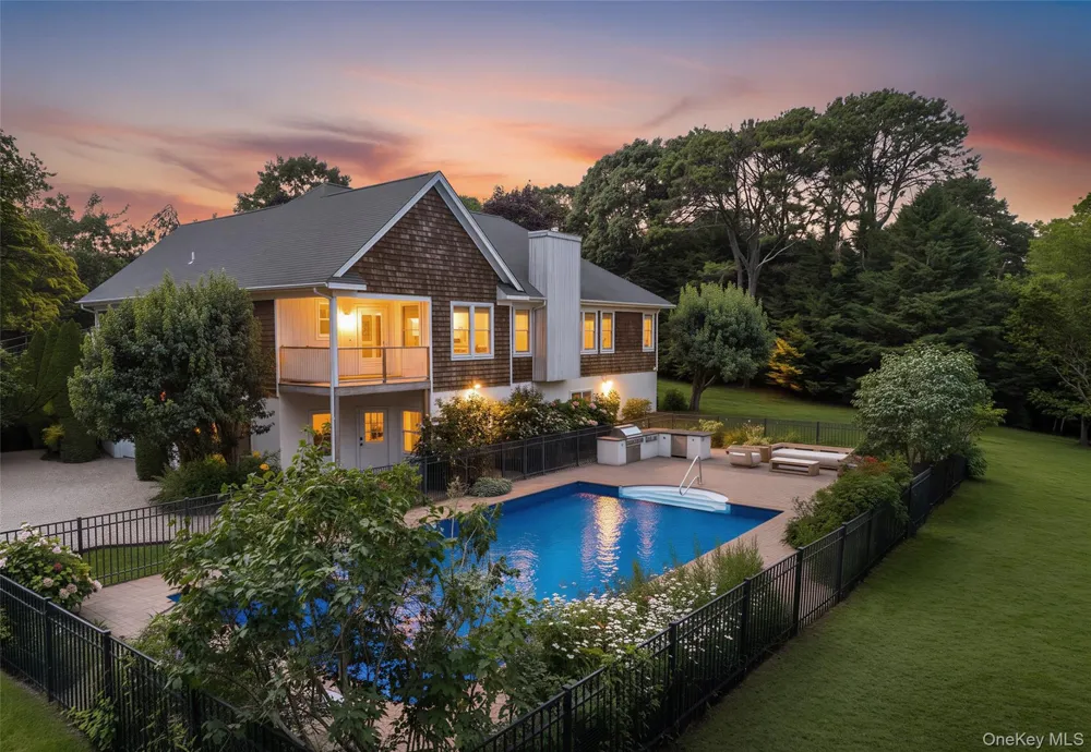 10 Peconic View Court Southampton, NY 11968