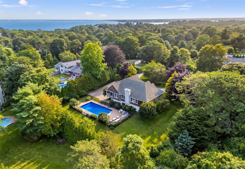 10 Peconic View Court Southampton, NY 11968