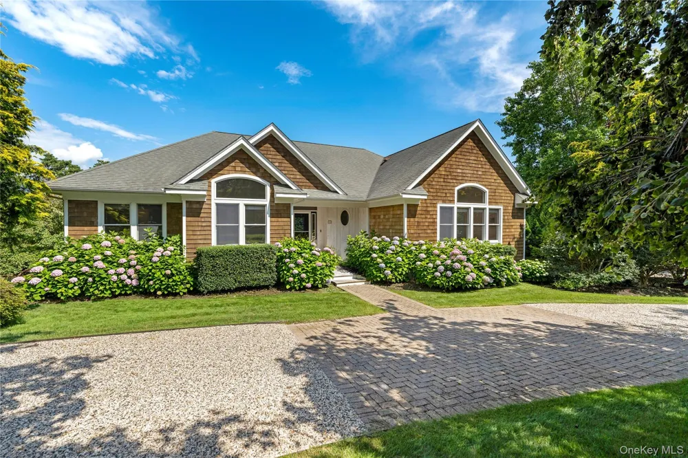 10 Peconic View Court Southampton, NY 11968