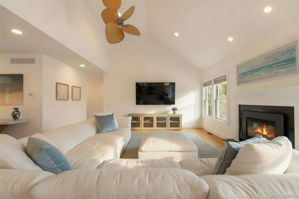 10 Peconic View Court Southampton, NY 11968