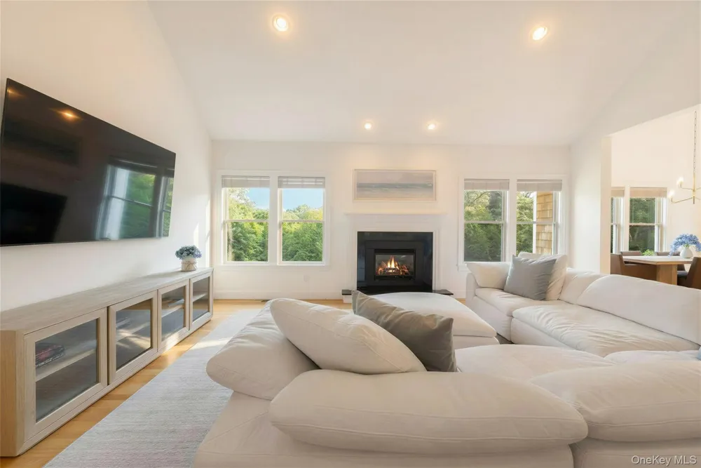 10 Peconic View Court Southampton, NY 11968