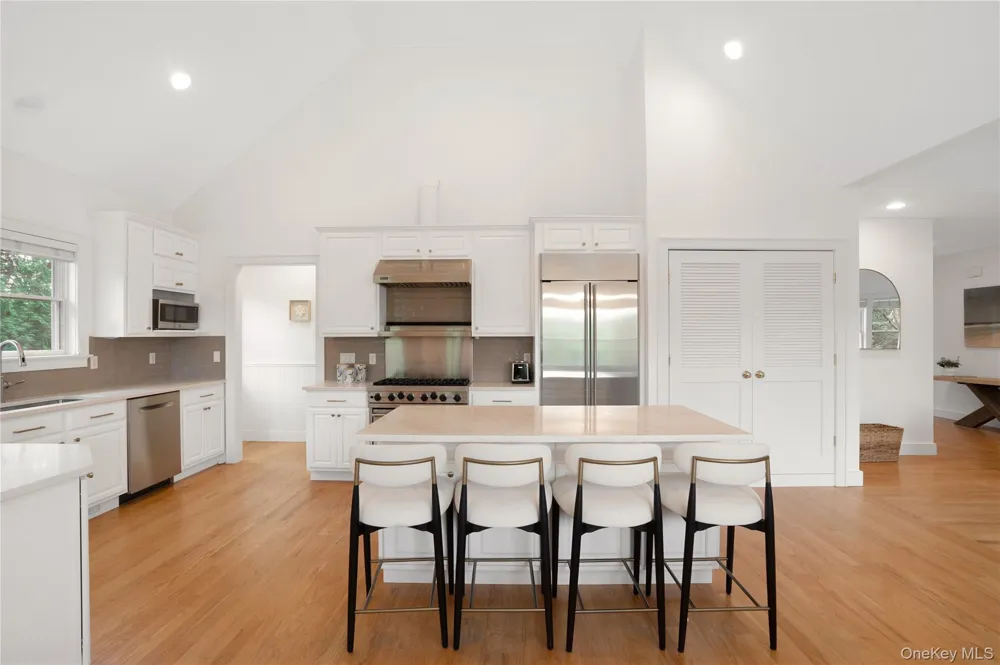 10 Peconic View Court Southampton, NY 11968