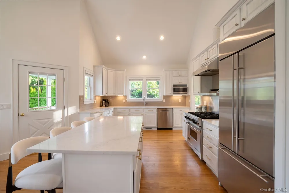 10 Peconic View Court Southampton, NY 11968