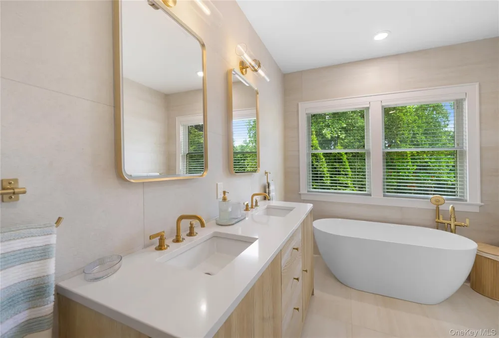 10 Peconic View Court Southampton, NY 11968