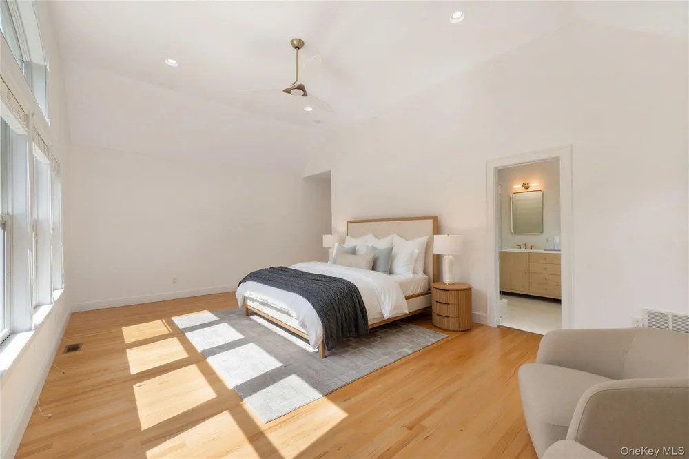 10 Peconic View Court Southampton, NY 11968
