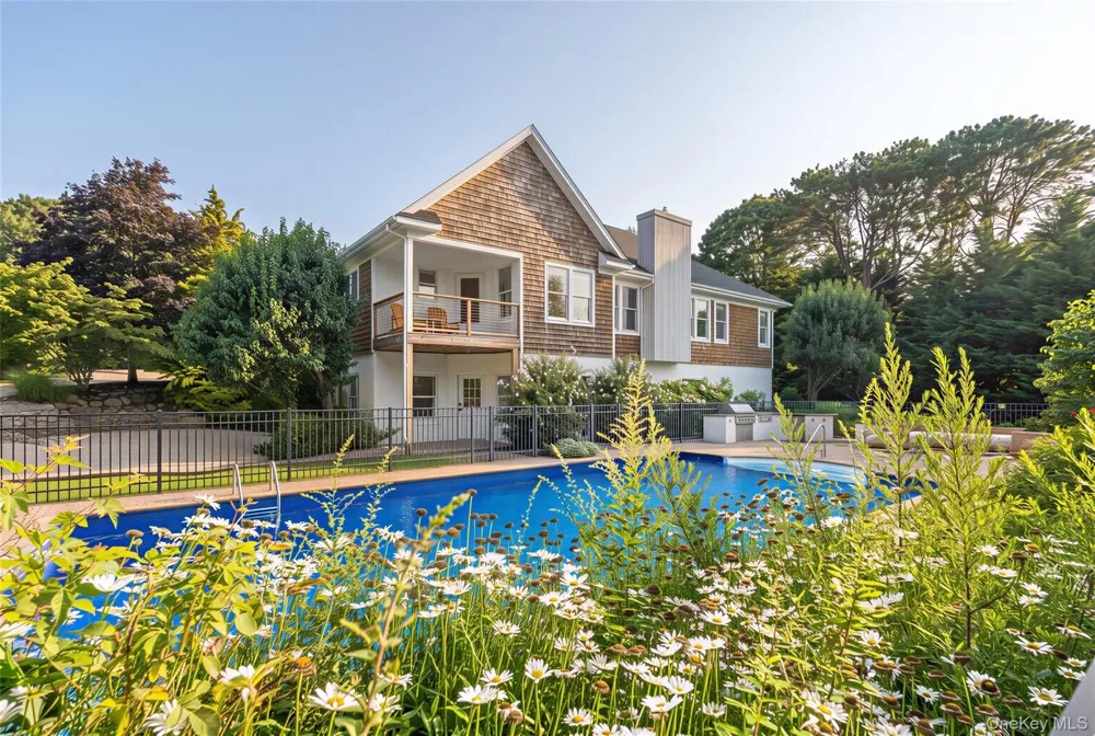 10 Peconic View Court Southampton, NY 11968
