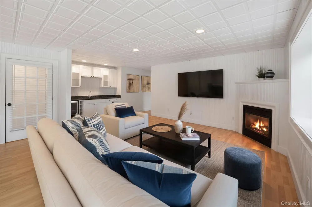 10 Peconic View Court Southampton, NY 11968