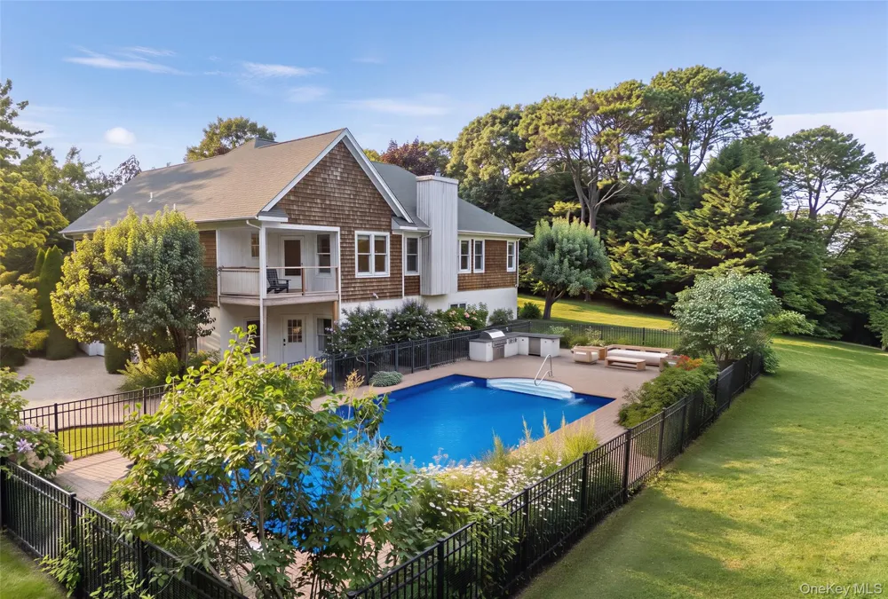 10 Peconic View Court Southampton, NY 11968