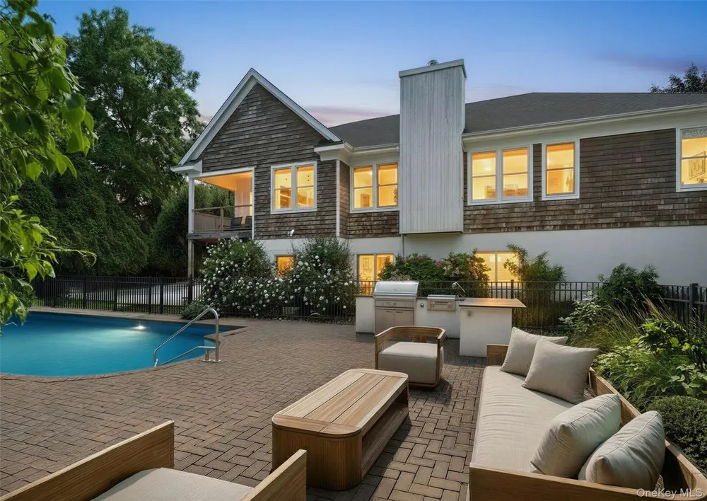 10 Peconic View Court Southampton, NY 11968