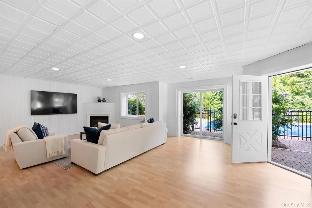 10 Peconic View Court Southampton, NY 11968