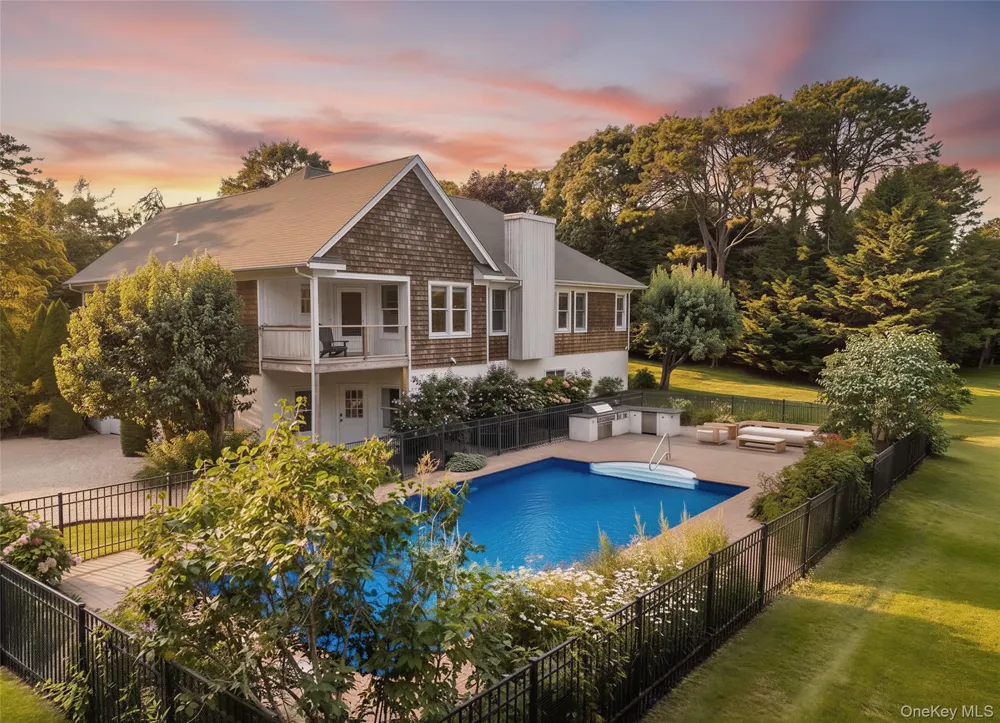 10 Peconic View Court Southampton, NY 11968