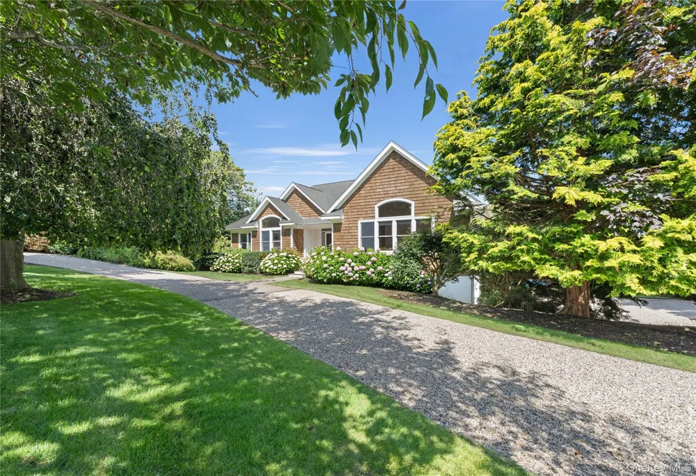 10 Peconic View Court Southampton, NY 11968