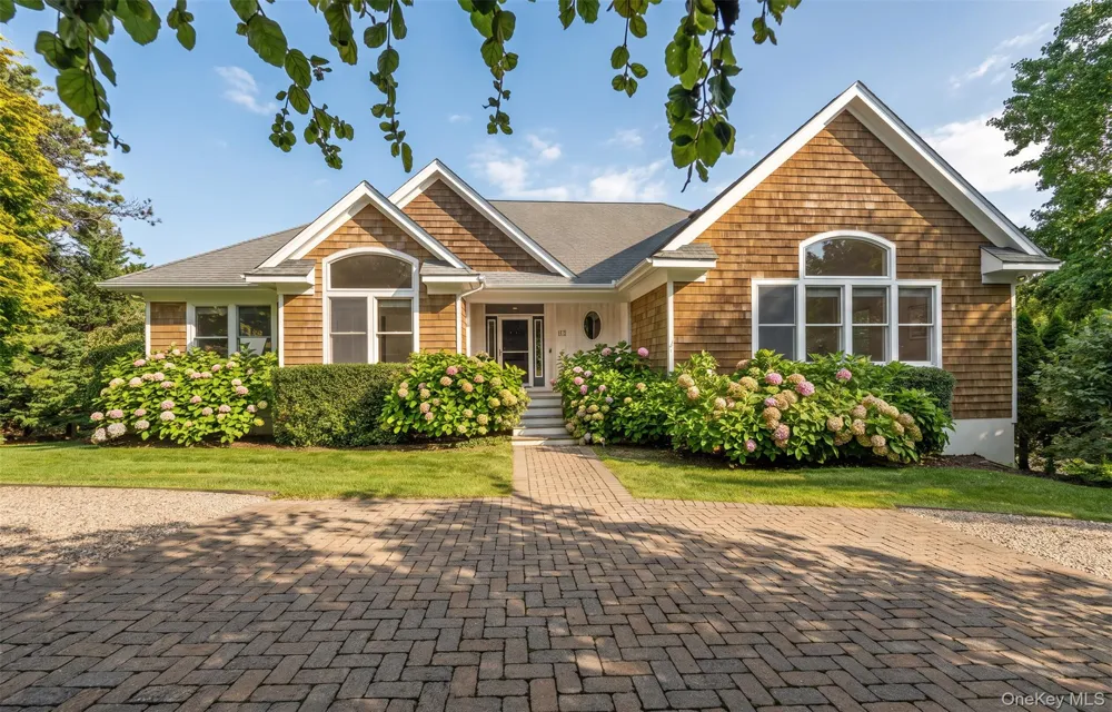 10 Peconic View Court Southampton, NY 11968