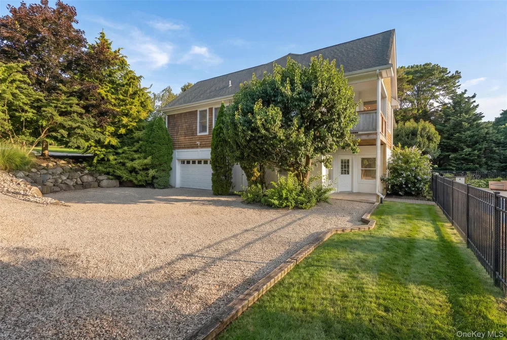10 Peconic View Court Southampton, NY 11968