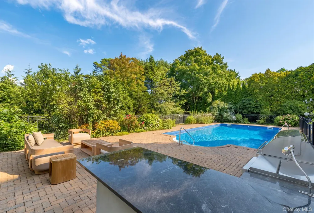 10 Peconic View Court Southampton, NY 11968