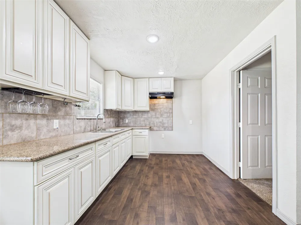302 Sycamore Drive Hitchcock, TX 77563